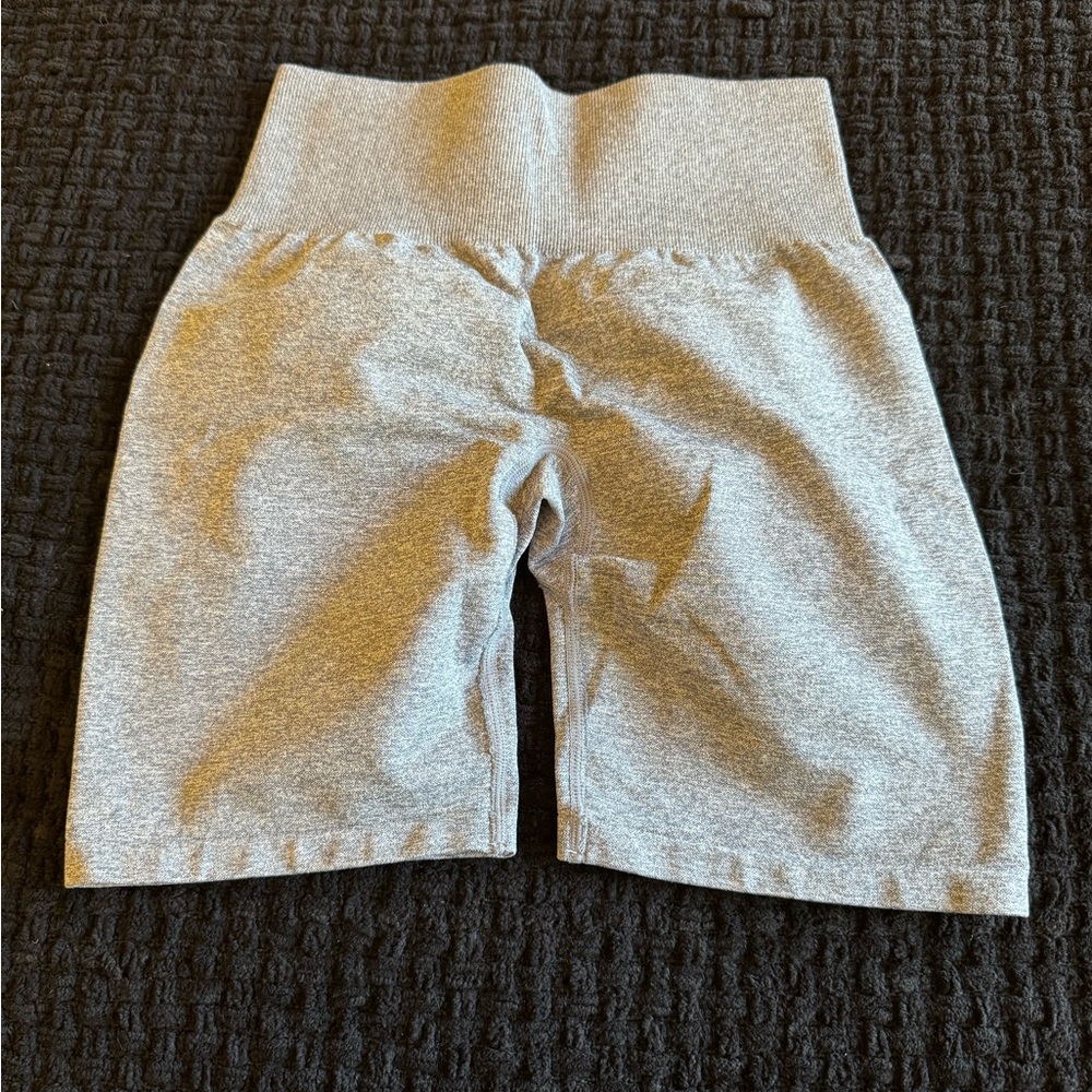 SCRUNCH NVGTN SHORTS SIZE SMALL